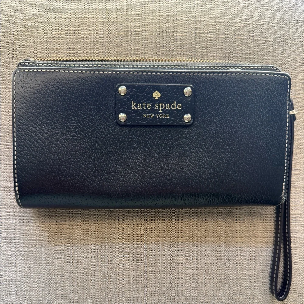 Kate Spade  Outlet Black Zipper Wrislet  Like New